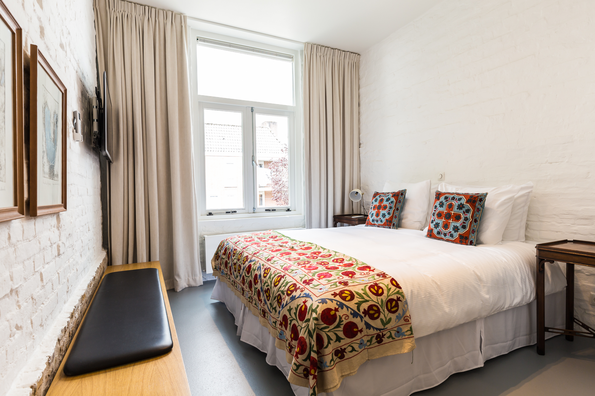 Slaapkamer met televisie penthouse suite hotel Goud en Zilver