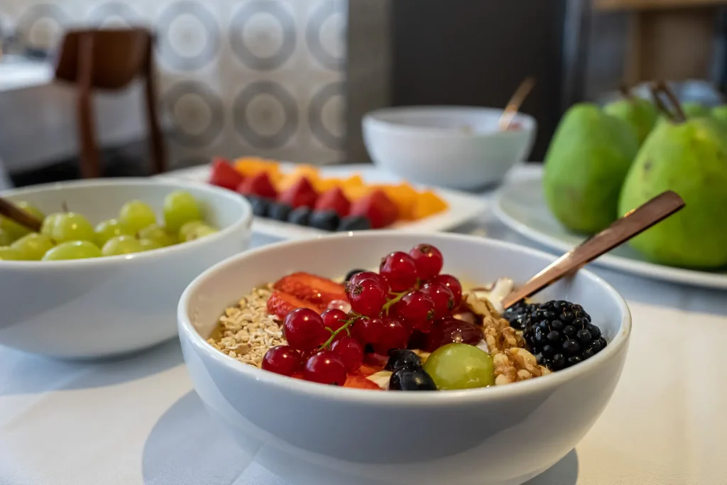 Tafel met fruit in ontbijtrestaurant La Kantina bij hotel Goud en Zilver