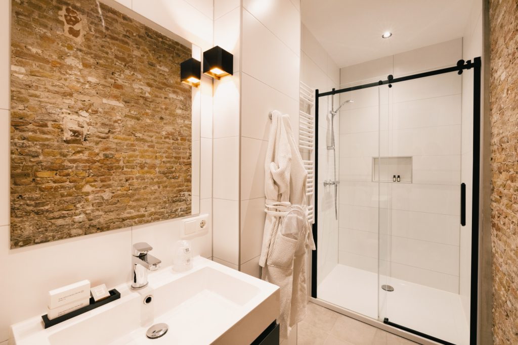 Bathroom longstay suite 21 hotel Gold and Silver
