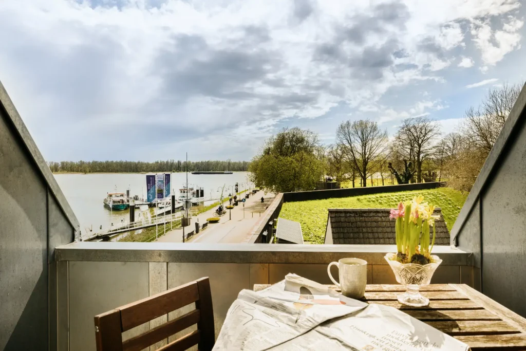 Terras of balkon met uitzicht op Buiten de Waterpoort longstay suite 16 hotel Goud en Zilver