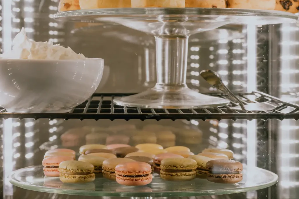 Gebakjes vitrine la Kantina hotel Goud en Zilver