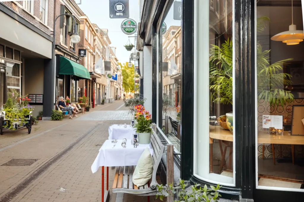 straat La Kantina ontbijtrestaurant hotel Goud en Zilver