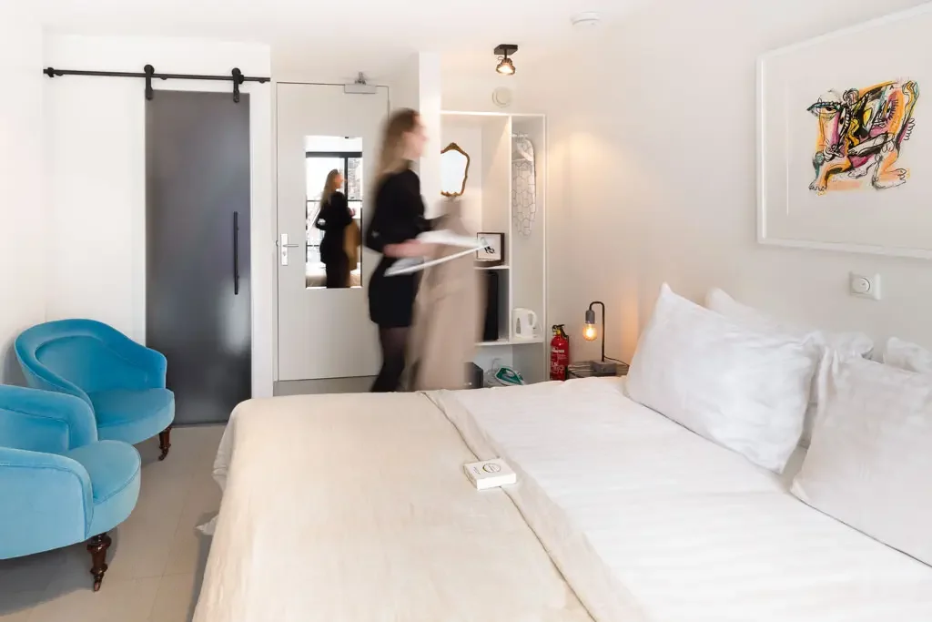 Vrouw in basic suite hotel Goud en Zilver