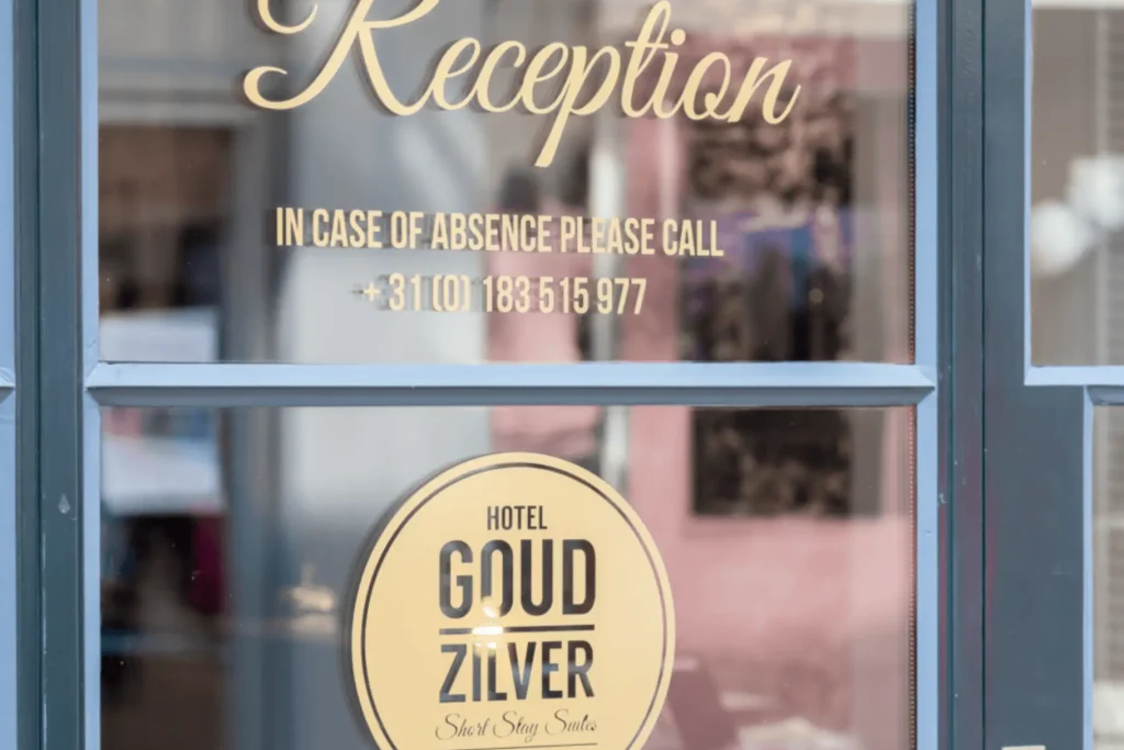 Deur van de receptie van hotel Goud en Zilver